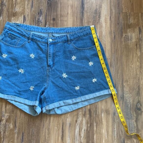 Curve Plus Floral Daisy Embroidered Roll Hem Denim Shorts 3x - Picture 9 of 10